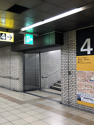 2_地下鉄4番出口