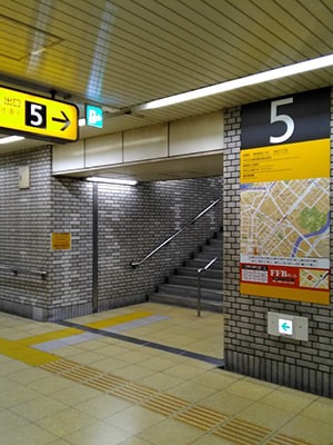 02_祇園駅5番出口階段の画像